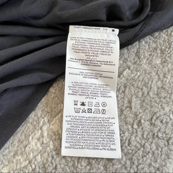 ✔️ NWT✔️ NIKE ESC Black Women's Graphic Tee - Picture 13 of 13